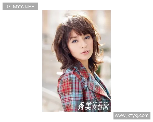 紫色头发的足球女星闪耀赛场展现独特风格与魅力 紫色头发的足球女星闪耀赛场展现独特风格与魅力