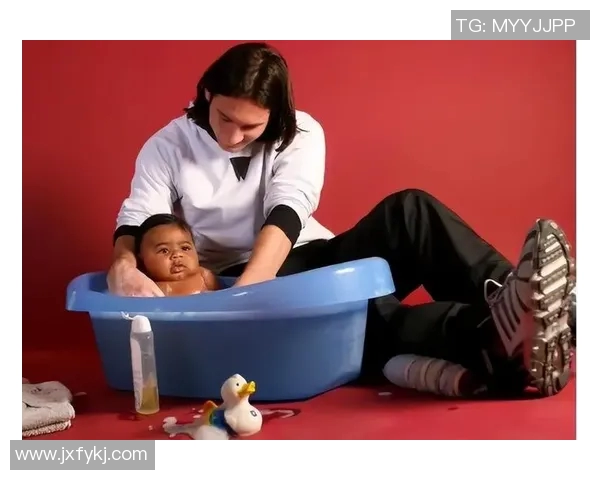 足球明星在家洗衣服的日常生活揭秘与背后的趣事分享 足球明星在家洗衣服的日常生活揭秘与背后的趣事分享