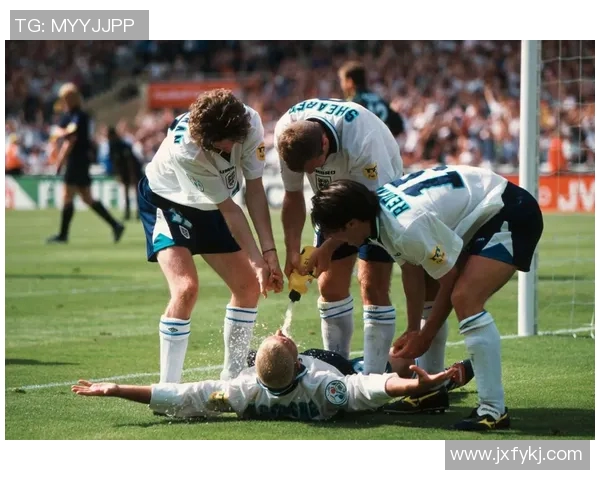 足球明星经典摇篮动作解析领略球场上的优雅与力量 足球明星经典摇篮动作解析领略球场上的优雅与力量